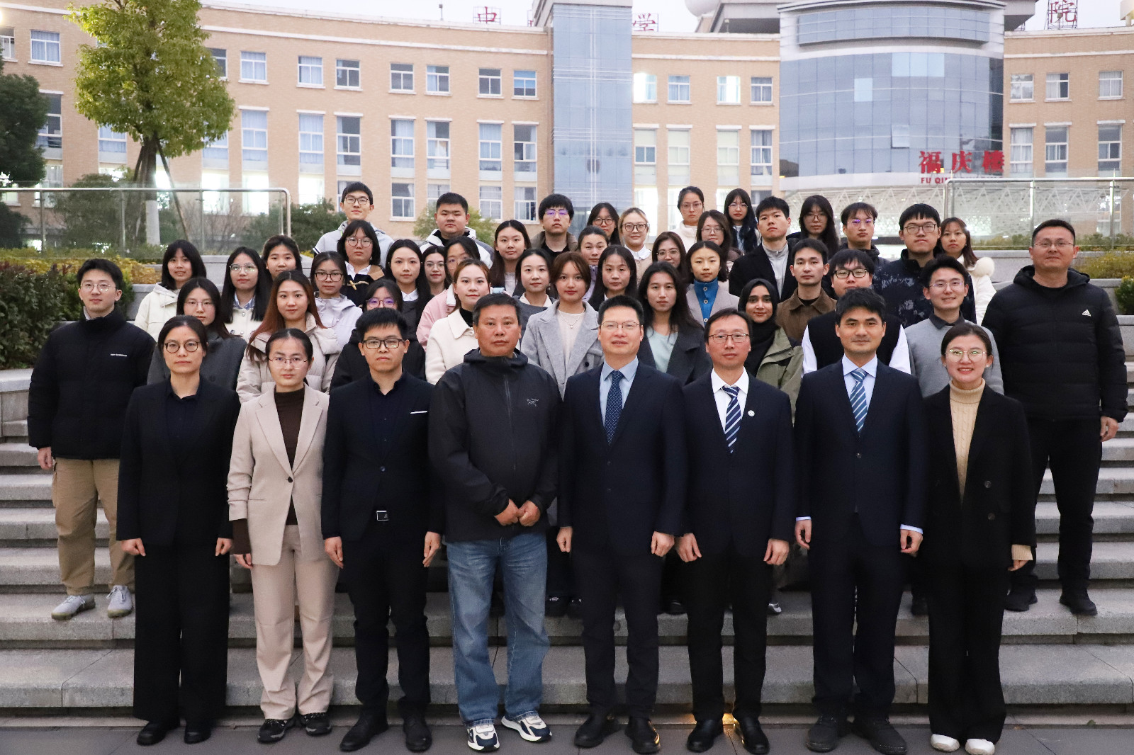 定量药理老师+学生合照.jpg 定量药理老师+学生合照.jpg